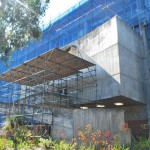Fotografía 2: Fachada de la escuela de Arquitectura en reparaciones ,estilo brutalista con influencia e Le Corbusier